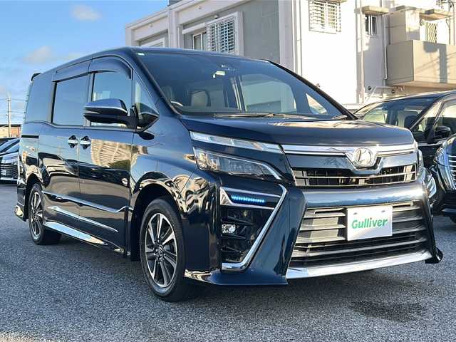 トヨタ ヴォクシー ZS 煌 沖縄県 2018(平30)年 4.5万km ブラッキッシュアゲハガラスフレーク 純正ナビ　/（ＡＭ／ＦＭ／ＣＤ／ＤＶＤ／ＢＴ）　/フルセグＴＶ　/バックモニター　/後席モニター　/両側パワスラ　/クルーズコントロール　/レーンキープアシスト　/純正フロアマット　/衝突軽減　/ＥＴＣ/スマートキー/横滑り防止/オートライト