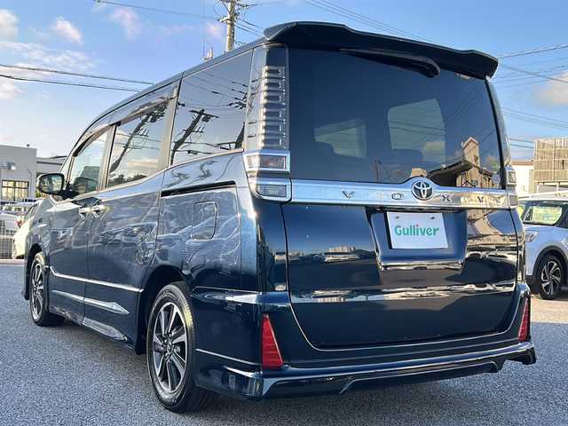 トヨタ ヴォクシー ZS 煌 沖縄県 2018(平30)年 4.5万km ブラッキッシュアゲハガラスフレーク 純正ナビ　/（ＡＭ／ＦＭ／ＣＤ／ＤＶＤ／ＢＴ）　/フルセグＴＶ　/バックモニター　/後席モニター　/両側パワスラ　/クルーズコントロール　/レーンキープアシスト　/純正フロアマット　/衝突軽減　/ＥＴＣ/スマートキー/横滑り防止/オートライト