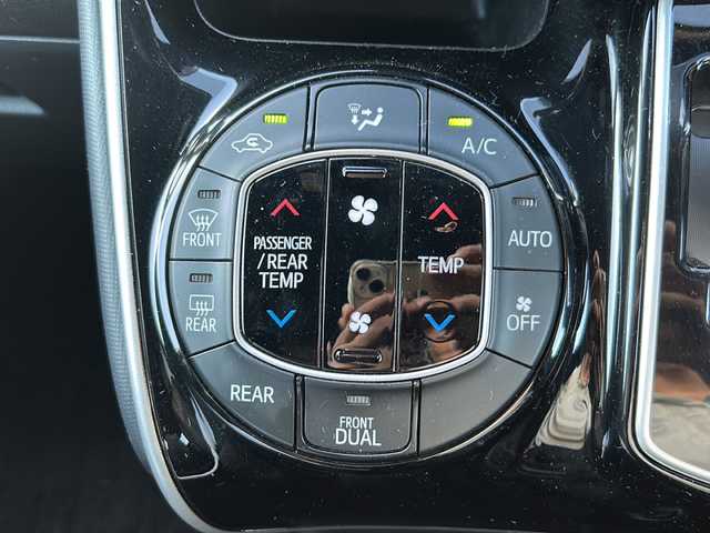 トヨタ ヴォクシー ZS 煌 沖縄県 2018(平30)年 4.5万km ブラッキッシュアゲハガラスフレーク 純正ナビ　/（ＡＭ／ＦＭ／ＣＤ／ＤＶＤ／ＢＴ）　/フルセグＴＶ　/バックモニター　/後席モニター　/両側パワスラ　/クルーズコントロール　/レーンキープアシスト　/純正フロアマット　/衝突軽減　/ＥＴＣ/スマートキー/横滑り防止/オートライト