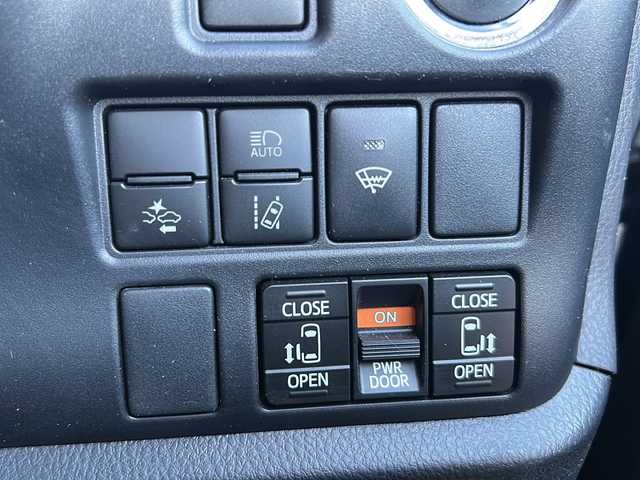 トヨタ ヴォクシー ZS 煌 沖縄県 2018(平30)年 4.5万km ブラッキッシュアゲハガラスフレーク 純正ナビ　/（ＡＭ／ＦＭ／ＣＤ／ＤＶＤ／ＢＴ）　/フルセグＴＶ　/バックモニター　/後席モニター　/両側パワスラ　/クルーズコントロール　/レーンキープアシスト　/純正フロアマット　/衝突軽減　/ＥＴＣ/スマートキー/横滑り防止/オートライト