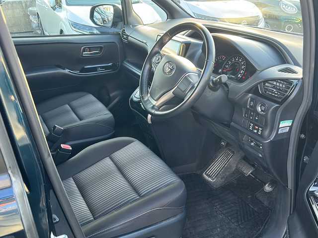 トヨタ ヴォクシー ZS 煌 沖縄県 2018(平30)年 4.5万km ブラッキッシュアゲハガラスフレーク 純正ナビ　/（ＡＭ／ＦＭ／ＣＤ／ＤＶＤ／ＢＴ）　/フルセグＴＶ　/バックモニター　/後席モニター　/両側パワスラ　/クルーズコントロール　/レーンキープアシスト　/純正フロアマット　/衝突軽減　/ＥＴＣ/スマートキー/横滑り防止/オートライト