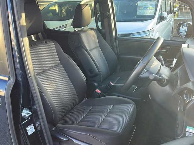 トヨタ ヴォクシー ZS 煌 沖縄県 2018(平30)年 4.5万km ブラッキッシュアゲハガラスフレーク 純正ナビ　/（ＡＭ／ＦＭ／ＣＤ／ＤＶＤ／ＢＴ）　/フルセグＴＶ　/バックモニター　/後席モニター　/両側パワスラ　/クルーズコントロール　/レーンキープアシスト　/純正フロアマット　/衝突軽減　/ＥＴＣ/スマートキー/横滑り防止/オートライト