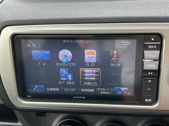 トヨタ ヴィッツ F 千葉県 2015(平27)年 2万km シルバーM Toyota Safety Sense C/・プリクラッシュセーフティシステム/・レーンディパーチャーアラート/・オートマチックハイビーム/先行車発進告知機能/横滑り防止装置/ヒルスタートアシストコントロール/衝突安全ボディ/社外SDナビ(ALPINE)/・AM/FM/CD/DVD/BT/フルセグTV/バックカメラ/純正フロアマット/取扱説明書/保証書