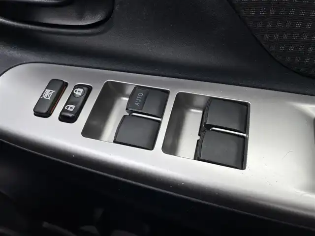 トヨタ ヴィッツ F 千葉県 2015(平27)年 2万km シルバーM Toyota Safety Sense C/・プリクラッシュセーフティシステム/・レーンディパーチャーアラート/・オートマチックハイビーム/先行車発進告知機能/横滑り防止装置/ヒルスタートアシストコントロール/衝突安全ボディ/社外SDナビ(ALPINE)/・AM/FM/CD/DVD/BT/フルセグTV/バックカメラ/純正フロアマット/取扱説明書/保証書