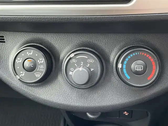 トヨタ ヴィッツ F 千葉県 2015(平27)年 2万km シルバーM Toyota Safety Sense C/・プリクラッシュセーフティシステム/・レーンディパーチャーアラート/・オートマチックハイビーム/先行車発進告知機能/横滑り防止装置/ヒルスタートアシストコントロール/衝突安全ボディ/社外SDナビ(ALPINE)/・AM/FM/CD/DVD/BT/フルセグTV/バックカメラ/純正フロアマット/取扱説明書/保証書