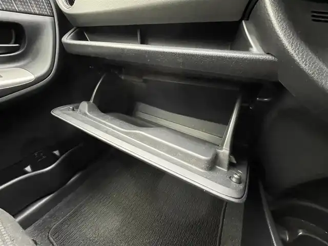 トヨタ ヴィッツ F 千葉県 2015(平27)年 2万km シルバーM Toyota Safety Sense C/・プリクラッシュセーフティシステム/・レーンディパーチャーアラート/・オートマチックハイビーム/先行車発進告知機能/横滑り防止装置/ヒルスタートアシストコントロール/衝突安全ボディ/社外SDナビ(ALPINE)/・AM/FM/CD/DVD/BT/フルセグTV/バックカメラ/純正フロアマット/取扱説明書/保証書