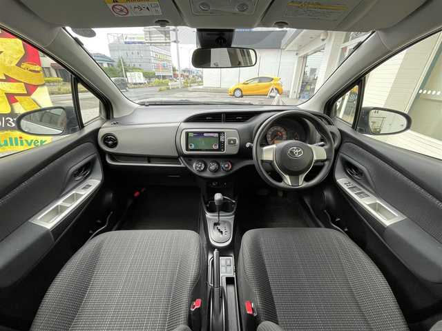 トヨタ ヴィッツ F 千葉県 2015(平27)年 2万km シルバーM Toyota Safety Sense C/・プリクラッシュセーフティシステム/・レーンディパーチャーアラート/・オートマチックハイビーム/先行車発進告知機能/横滑り防止装置/ヒルスタートアシストコントロール/衝突安全ボディ/社外SDナビ(ALPINE)/・AM/FM/CD/DVD/BT/フルセグTV/バックカメラ/純正フロアマット/取扱説明書/保証書