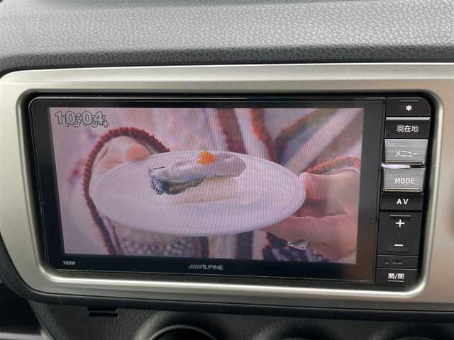 トヨタ ヴィッツ F 千葉県 2015(平27)年 2万km シルバーM Toyota Safety Sense C/・プリクラッシュセーフティシステム/・レーンディパーチャーアラート/・オートマチックハイビーム/先行車発進告知機能/横滑り防止装置/ヒルスタートアシストコントロール/衝突安全ボディ/社外SDナビ(ALPINE)/・AM/FM/CD/DVD/BT/フルセグTV/バックカメラ/純正フロアマット/取扱説明書/保証書