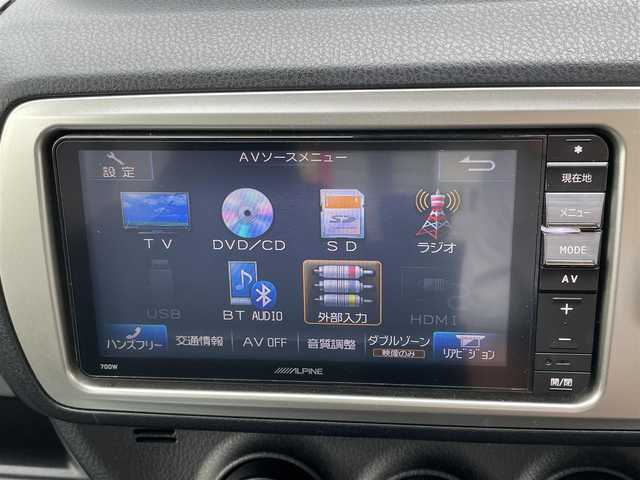 トヨタ ヴィッツ F 千葉県 2015(平27)年 2万km シルバーM Toyota Safety Sense C/・プリクラッシュセーフティシステム/・レーンディパーチャーアラート/・オートマチックハイビーム/先行車発進告知機能/横滑り防止装置/ヒルスタートアシストコントロール/衝突安全ボディ/社外SDナビ(ALPINE)/・AM/FM/CD/DVD/BT/フルセグTV/バックカメラ/純正フロアマット/取扱説明書/保証書