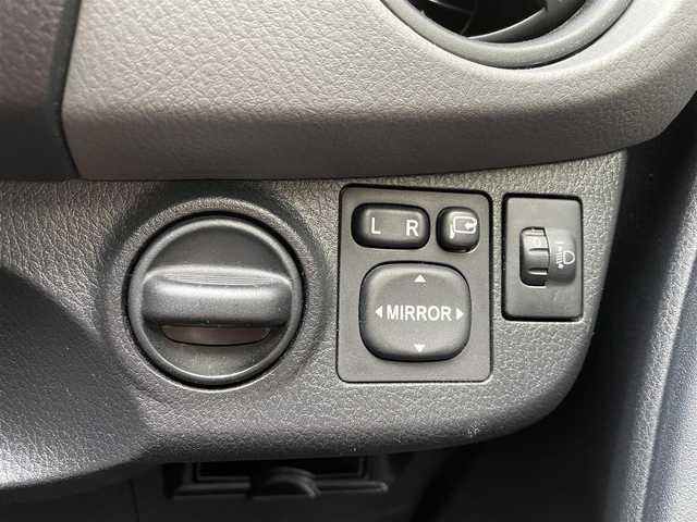 トヨタ ヴィッツ F 千葉県 2015(平27)年 2万km シルバーM Toyota Safety Sense C/・プリクラッシュセーフティシステム/・レーンディパーチャーアラート/・オートマチックハイビーム/先行車発進告知機能/横滑り防止装置/ヒルスタートアシストコントロール/衝突安全ボディ/社外SDナビ(ALPINE)/・AM/FM/CD/DVD/BT/フルセグTV/バックカメラ/純正フロアマット/取扱説明書/保証書