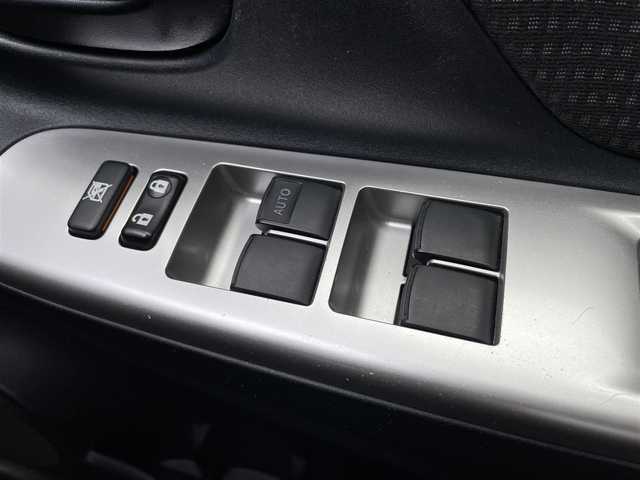 トヨタ ヴィッツ F 千葉県 2015(平27)年 2万km シルバーM Toyota Safety Sense C/・プリクラッシュセーフティシステム/・レーンディパーチャーアラート/・オートマチックハイビーム/先行車発進告知機能/横滑り防止装置/ヒルスタートアシストコントロール/衝突安全ボディ/社外SDナビ(ALPINE)/・AM/FM/CD/DVD/BT/フルセグTV/バックカメラ/純正フロアマット/取扱説明書/保証書