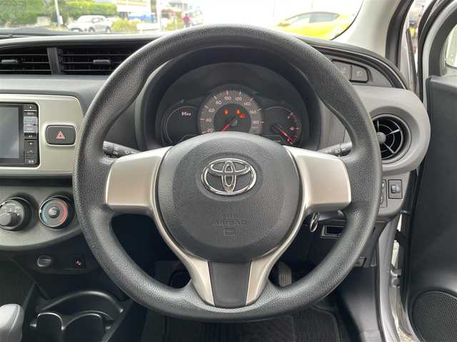 トヨタ ヴィッツ F 千葉県 2015(平27)年 2万km シルバーM Toyota Safety Sense C/・プリクラッシュセーフティシステム/・レーンディパーチャーアラート/・オートマチックハイビーム/先行車発進告知機能/横滑り防止装置/ヒルスタートアシストコントロール/衝突安全ボディ/社外SDナビ(ALPINE)/・AM/FM/CD/DVD/BT/フルセグTV/バックカメラ/純正フロアマット/取扱説明書/保証書