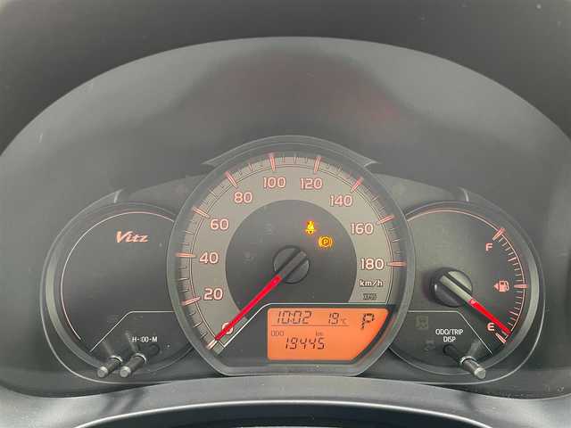 トヨタ ヴィッツ F 千葉県 2015(平27)年 2万km シルバーM Toyota Safety Sense C/・プリクラッシュセーフティシステム/・レーンディパーチャーアラート/・オートマチックハイビーム/先行車発進告知機能/横滑り防止装置/ヒルスタートアシストコントロール/衝突安全ボディ/社外SDナビ(ALPINE)/・AM/FM/CD/DVD/BT/フルセグTV/バックカメラ/純正フロアマット/取扱説明書/保証書