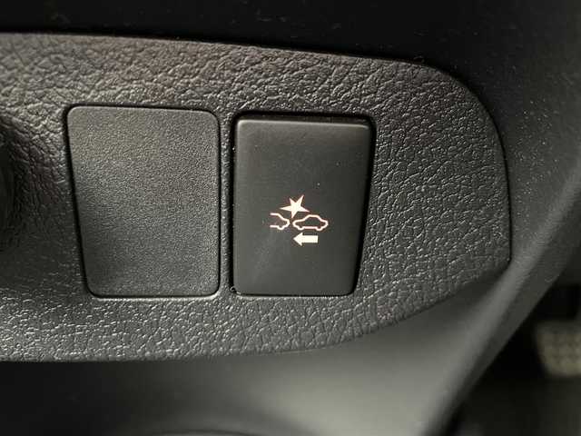 トヨタ ヴィッツ F 千葉県 2015(平27)年 2万km シルバーM Toyota Safety Sense C/・プリクラッシュセーフティシステム/・レーンディパーチャーアラート/・オートマチックハイビーム/先行車発進告知機能/横滑り防止装置/ヒルスタートアシストコントロール/衝突安全ボディ/社外SDナビ(ALPINE)/・AM/FM/CD/DVD/BT/フルセグTV/バックカメラ/純正フロアマット/取扱説明書/保証書