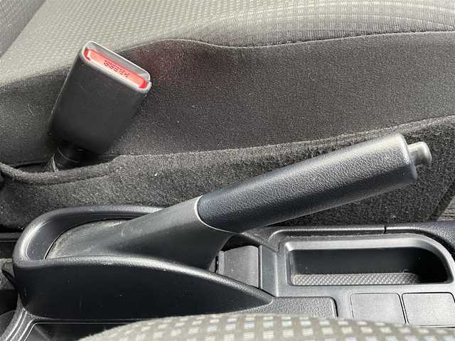 トヨタ ヴィッツ F 千葉県 2015(平27)年 2万km シルバーM Toyota Safety Sense C/・プリクラッシュセーフティシステム/・レーンディパーチャーアラート/・オートマチックハイビーム/先行車発進告知機能/横滑り防止装置/ヒルスタートアシストコントロール/衝突安全ボディ/社外SDナビ(ALPINE)/・AM/FM/CD/DVD/BT/フルセグTV/バックカメラ/純正フロアマット/取扱説明書/保証書