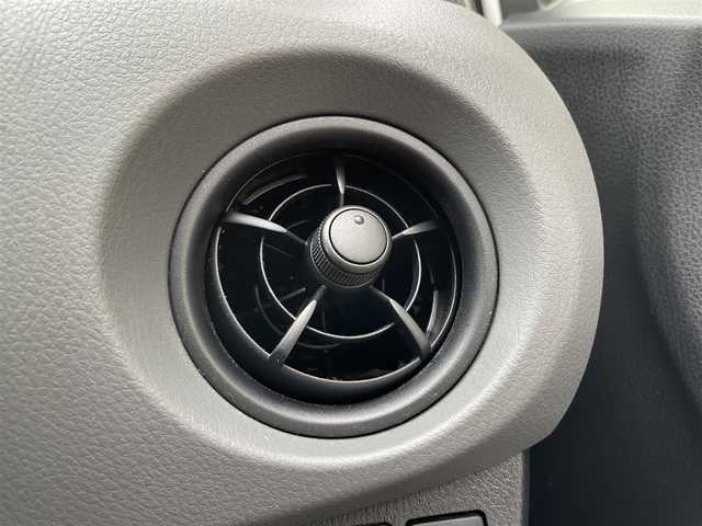 トヨタ ヴィッツ F 千葉県 2015(平27)年 2万km シルバーM Toyota Safety Sense C/・プリクラッシュセーフティシステム/・レーンディパーチャーアラート/・オートマチックハイビーム/先行車発進告知機能/横滑り防止装置/ヒルスタートアシストコントロール/衝突安全ボディ/社外SDナビ(ALPINE)/・AM/FM/CD/DVD/BT/フルセグTV/バックカメラ/純正フロアマット/取扱説明書/保証書