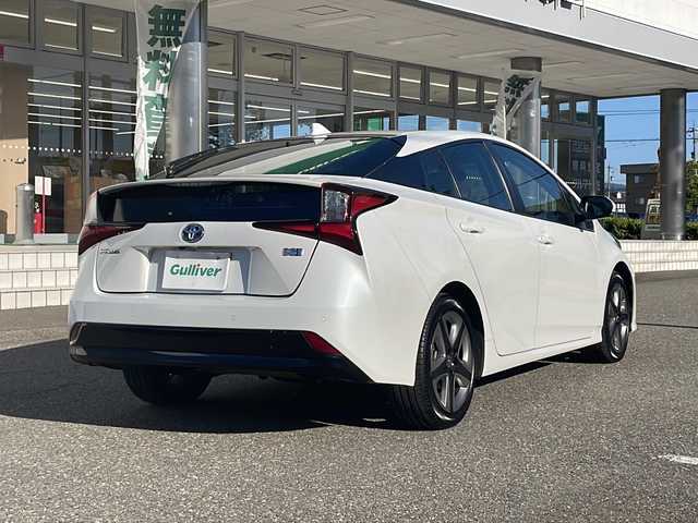 トヨタ プリウス S ツーリングセレクション 福井県 2021(令3)年 6.4万km プラチナホワイトパールマイカ ワンオーナー/純正9インチメモリナビゲーション/（CD/DVD/BT）/フルセグテレビ/360°カメラ/プリクラッシュセーフティ/レーンキープアシスト/アダプティブクルーズコントロール/ブラックレザーシート/クリアランスソナー/純正17インチアルミホイール/ETC2.0（ビルトイン）/LEDヘッドライト/LEDフォグランプ/スペアタイヤ/オートハイビーム/オートライト/AC100V電源/ドライブレコーダー/オートリトラミラー/シートヒーター/ステアリングリモコン/プッシュスタート/スマートキー/保証書/取扱説明書