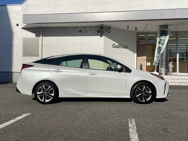 トヨタ プリウス S ツーリングセレクション 福井県 2021(令3)年 6.4万km プラチナホワイトパールマイカ ワンオーナー/純正9インチメモリナビゲーション/（CD/DVD/BT）/フルセグテレビ/360°カメラ/プリクラッシュセーフティ/レーンキープアシスト/アダプティブクルーズコントロール/ブラックレザーシート/クリアランスソナー/純正17インチアルミホイール/ETC2.0（ビルトイン）/LEDヘッドライト/LEDフォグランプ/スペアタイヤ/オートハイビーム/オートライト/AC100V電源/ドライブレコーダー/オートリトラミラー/シートヒーター/ステアリングリモコン/プッシュスタート/スマートキー/保証書/取扱説明書