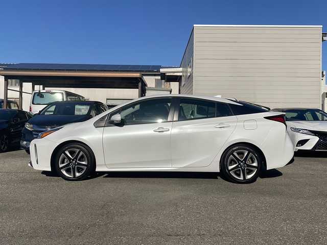 トヨタ プリウス S ツーリングセレクション 福井県 2021(令3)年 6.4万km プラチナホワイトパールマイカ ワンオーナー/純正9インチメモリナビゲーション/（CD/DVD/BT）/フルセグテレビ/360°カメラ/プリクラッシュセーフティ/レーンキープアシスト/アダプティブクルーズコントロール/ブラックレザーシート/クリアランスソナー/純正17インチアルミホイール/ETC2.0（ビルトイン）/LEDヘッドライト/LEDフォグランプ/スペアタイヤ/オートハイビーム/オートライト/AC100V電源/ドライブレコーダー/オートリトラミラー/シートヒーター/ステアリングリモコン/プッシュスタート/スマートキー/保証書/取扱説明書
