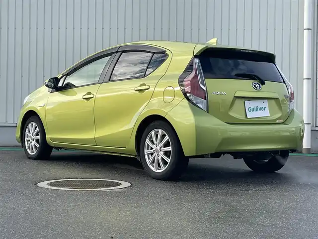 トヨタ アクア S 富山県 2016(平28)年 4.9万km フレッシュグリーンマイカメタリック