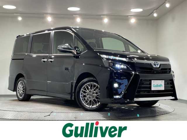 トヨタ ヴォクシー ハイブリッド ZS 煌Ⅲ 愛知県 2021(令3)年 2.3万km ブラック 純正10インチメーカーナビ/衝突軽減ブレーキ/両側電動スライドドア/ビルトインETC2.0/シートヒーター/LEDヘッドライト/バックカメラ/クルーズコントロール/フルセグTV/Bluetooth/コーナーセンサー/レーンキープアシスト/オートハイビーム/プッシュスタート/スマートキー/スペアキー/CD/DVD再生/ミュージックサーバー/純正フロアマット/純正アルミホイール/オートライト/禁煙車/後期モデル/特別仕様車/ウィンカーミラー/電動格納ミラー/フォグランプ/シートバックテーブル/ステアリングリモコン/Wエアコン/トラクションコントロールシステム/パーキングサポートブレーキ/先行車発進告知