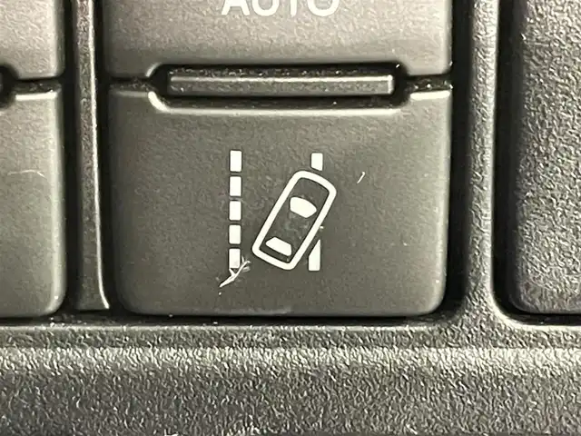 トヨタ ヴォクシー ハイブリッド ZS 煌Ⅲ 愛知県 2021(令3)年 2.3万km ブラック 純正10インチメーカーナビ/衝突軽減ブレーキ/両側電動スライドドア/ビルトインETC2.0/シートヒーター/LEDヘッドライト/バックカメラ/クルーズコントロール/フルセグTV/Bluetooth/コーナーセンサー/レーンキープアシスト/オートハイビーム/プッシュスタート/スマートキー/スペアキー/CD/DVD再生/ミュージックサーバー/純正フロアマット/純正アルミホイール/オートライト/禁煙車/後期モデル/特別仕様車/ウィンカーミラー/電動格納ミラー/フォグランプ/シートバックテーブル/ステアリングリモコン/Wエアコン/トラクションコントロールシステム/パーキングサポートブレーキ/先行車発進告知