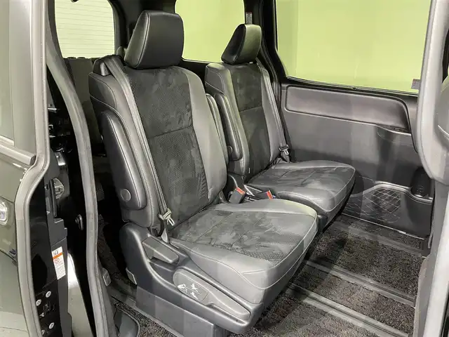 トヨタ ヴォクシー ハイブリッド ZS 煌Ⅲ 愛知県 2021(令3)年 2.3万km ブラック 純正10インチメーカーナビ/衝突軽減ブレーキ/両側電動スライドドア/ビルトインETC2.0/シートヒーター/LEDヘッドライト/バックカメラ/クルーズコントロール/フルセグTV/Bluetooth/コーナーセンサー/レーンキープアシスト/オートハイビーム/プッシュスタート/スマートキー/スペアキー/CD/DVD再生/ミュージックサーバー/純正フロアマット/純正アルミホイール/オートライト/禁煙車/後期モデル/特別仕様車/ウィンカーミラー/電動格納ミラー/フォグランプ/シートバックテーブル/ステアリングリモコン/Wエアコン/トラクションコントロールシステム/パーキングサポートブレーキ/先行車発進告知