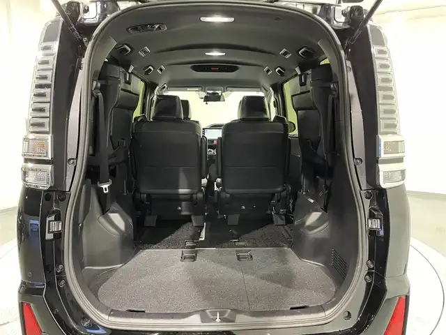 トヨタ ヴォクシー ハイブリッド ZS 煌Ⅲ 愛知県 2021(令3)年 2.3万km ブラック 純正10インチメーカーナビ/衝突軽減ブレーキ/両側電動スライドドア/ビルトインETC2.0/シートヒーター/LEDヘッドライト/バックカメラ/クルーズコントロール/フルセグTV/Bluetooth/コーナーセンサー/レーンキープアシスト/オートハイビーム/プッシュスタート/スマートキー/スペアキー/CD/DVD再生/ミュージックサーバー/純正フロアマット/純正アルミホイール/オートライト/禁煙車/後期モデル/特別仕様車/ウィンカーミラー/電動格納ミラー/フォグランプ/シートバックテーブル/ステアリングリモコン/Wエアコン/トラクションコントロールシステム/パーキングサポートブレーキ/先行車発進告知