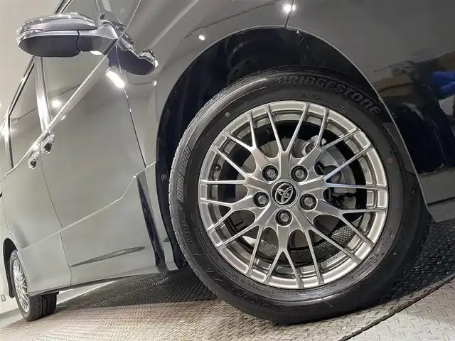 トヨタ ヴォクシー ハイブリッド ZS 煌Ⅲ 愛知県 2021(令3)年 2.3万km ブラック 純正10インチメーカーナビ/衝突軽減ブレーキ/両側電動スライドドア/ビルトインETC2.0/シートヒーター/LEDヘッドライト/バックカメラ/クルーズコントロール/フルセグTV/Bluetooth/コーナーセンサー/レーンキープアシスト/オートハイビーム/プッシュスタート/スマートキー/スペアキー/CD/DVD再生/ミュージックサーバー/純正フロアマット/純正アルミホイール/オートライト/禁煙車/後期モデル/特別仕様車/ウィンカーミラー/電動格納ミラー/フォグランプ/シートバックテーブル/ステアリングリモコン/Wエアコン/トラクションコントロールシステム/パーキングサポートブレーキ/先行車発進告知