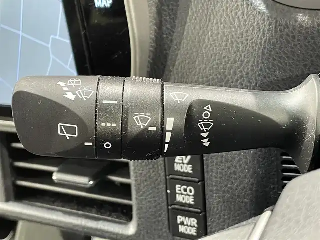 トヨタ ヴォクシー ハイブリッド ZS 煌Ⅲ 愛知県 2021(令3)年 2.3万km ブラック 純正10インチメーカーナビ/衝突軽減ブレーキ/両側電動スライドドア/ビルトインETC2.0/シートヒーター/LEDヘッドライト/バックカメラ/クルーズコントロール/フルセグTV/Bluetooth/コーナーセンサー/レーンキープアシスト/オートハイビーム/プッシュスタート/スマートキー/スペアキー/CD/DVD再生/ミュージックサーバー/純正フロアマット/純正アルミホイール/オートライト/禁煙車/後期モデル/特別仕様車/ウィンカーミラー/電動格納ミラー/フォグランプ/シートバックテーブル/ステアリングリモコン/Wエアコン/トラクションコントロールシステム/パーキングサポートブレーキ/先行車発進告知