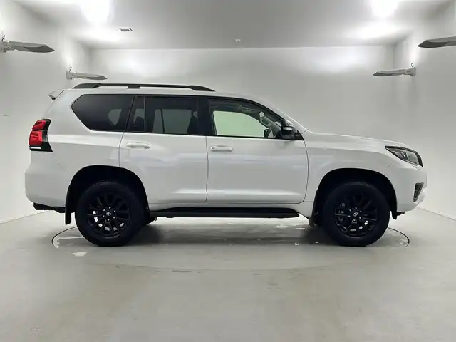 トヨタ ランドクルーザー プラド TX Lパッケージ マットブラED 福井県 2023(令5)年 0.5万km ホワイトパールクリスタルシャイン 4WD/セーフティセンス/・プリクラッシュセーフティ/　・レーンディパーチャーアラート/　・ダプティブハイビームシステム/　・レーダークルーズコントロール/　・オートマチックハイビーム/サンルーフ/純正メモリナビ/　BT/フルセグTV/全方位カメラ/LEDオートライト/フォグランプ/レザーシート/シートヒーター/エアシート/パワーシート/純正18インチアルミホイール/スマートキー/ビルトインETC2.0