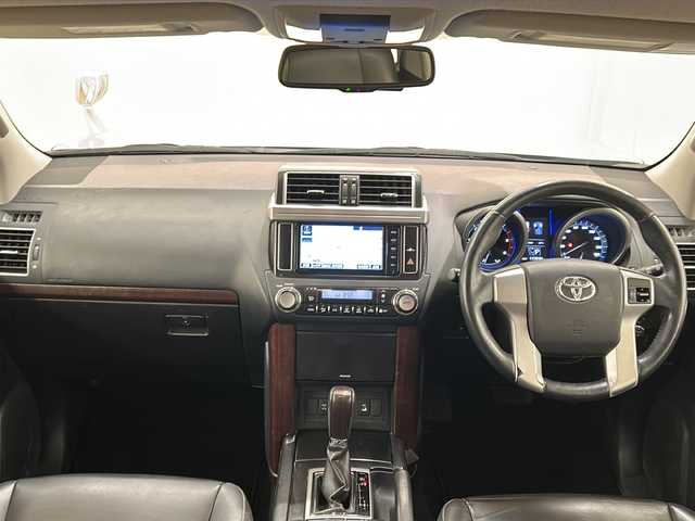 トヨタ ランドクルーザー プラド TX Lパッケージ 道央・札幌 2015(平27)年 13.3万km シルバーM /4WD//寒冷地仕様//クルーズコントロール//純正ナビ:NSZT-W64/(AM/FM/TV/BT/DVD/CD)//ステアリングスイッチ//レザーシート//電動格納サードシート//ヘッドライトウォッシャー//LEDヘッドライト//前席シートヒーター//前席パワーシート//MTモード付AT//社外ドライブレコーダー//純正ビルトインETC//電動格納ミラー//サイドステップ//エンジンプッシュスタート//バックカメラ
