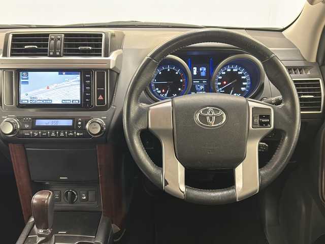 トヨタ ランドクルーザー プラド TX Lパッケージ 道央・札幌 2015(平27)年 13.3万km シルバーM /4WD//寒冷地仕様//クルーズコントロール//純正ナビ:NSZT-W64/(AM/FM/TV/BT/DVD/CD)//ステアリングスイッチ//レザーシート//電動格納サードシート//ヘッドライトウォッシャー//LEDヘッドライト//前席シートヒーター//前席パワーシート//MTモード付AT//社外ドライブレコーダー//純正ビルトインETC//電動格納ミラー//サイドステップ//エンジンプッシュスタート//バックカメラ