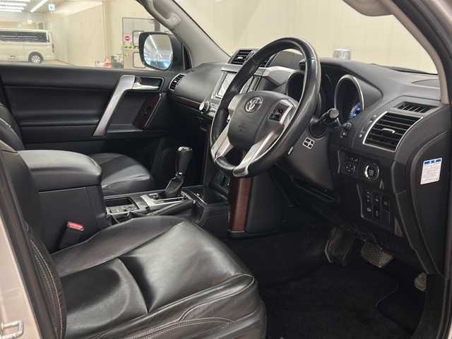 トヨタ ランドクルーザー プラド TX Lパッケージ 道央・札幌 2015(平27)年 13.3万km シルバーM /4WD//寒冷地仕様//クルーズコントロール//純正ナビ:NSZT-W64/(AM/FM/TV/BT/DVD/CD)//ステアリングスイッチ//レザーシート//電動格納サードシート//ヘッドライトウォッシャー//LEDヘッドライト//前席シートヒーター//前席パワーシート//MTモード付AT//社外ドライブレコーダー//純正ビルトインETC//電動格納ミラー//サイドステップ//エンジンプッシュスタート//バックカメラ
