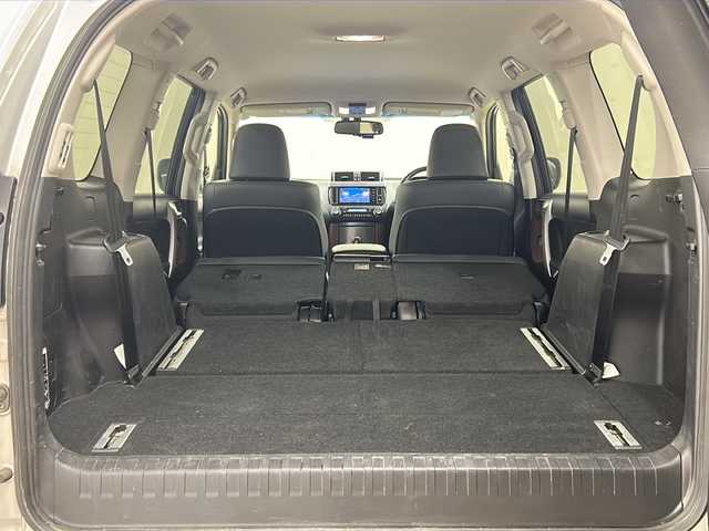 トヨタ ランドクルーザー プラド TX Lパッケージ 道央・札幌 2015(平27)年 13.3万km シルバーM /4WD//寒冷地仕様//クルーズコントロール//純正ナビ:NSZT-W64/(AM/FM/TV/BT/DVD/CD)//ステアリングスイッチ//レザーシート//電動格納サードシート//ヘッドライトウォッシャー//LEDヘッドライト//前席シートヒーター//前席パワーシート//MTモード付AT//社外ドライブレコーダー//純正ビルトインETC//電動格納ミラー//サイドステップ//エンジンプッシュスタート//バックカメラ