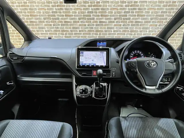 トヨタ ヴォクシー ZS 煌Ⅱ 岩手県 2020(令2)年 3.1万km ブラック ワンオーナー/４WD/純正オプション１２．１型後席ディスプレイ/両側パワースライドドア/クルーズコントロール/トヨタセーフティセンスC/プリクラッシュセーフティ/レーンディパーチャーアラート/オートマチックハイビーム/先行車発進告知機能/クリアランスソナー/パーキングサポートブレーキ/横滑り防止装置/アイドリングストップ/MTモード付AT/純正９インチナビ/フルセグTV/TVキャンセラー/ETC2.0/ドライブレコーダー/バックカメラ/HDMI入力端子/リヤオートエアコン/ロールサンシェード/LEDヘッドランプ/フォグランプ/純正16インチアルミホイール