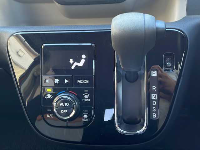 ダイハツ ブーン シルク SAⅢ 愛媛県 2018(平30)年 0.8万km ファイアークォーツレッドM ワンオーナー/純正SDナビ/・フルセグ/BT/CD/DVD/全方位カメラ/ドライブレコーダー/スマートアシストIII/-衝突警報機能・衝突回避支援ブレーキ機能/-AT誤発進抑制制御機能（前方・後方）/-先行車発進お知らせ機能/-ハイビームアシスト/-コーナーセンサー/アイドリングストップ/LEDヘッドライト/プッシュスタート/ステアリングスイッチ/純正フロアマット/ドアバイザー