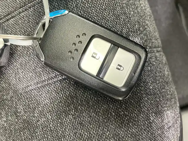 ホンダ フィット e:HEVホーム 栃木県 2024(令6)年 0.7万km クリスタルブラックパール SDナビ/（CD/DVD/Bluetooth/USB/フルセグTV）/バックカメラ/衝突軽減ブレーキ/前後コーナーセンサー/ビルトインETC/オートライト/LEDヘッドライト/横滑り防止装置/スマートキー/プッシュスタート/電動格納ミラー/純正フロアマット