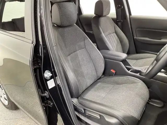 ホンダ フィット e:HEVホーム 栃木県 2024(令6)年 0.7万km クリスタルブラックパール SDナビ/（CD/DVD/Bluetooth/USB/フルセグTV）/バックカメラ/衝突軽減ブレーキ/前後コーナーセンサー/ビルトインETC/オートライト/LEDヘッドライト/横滑り防止装置/スマートキー/プッシュスタート/電動格納ミラー/純正フロアマット