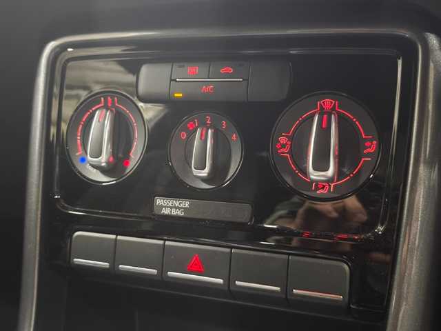 フォルクスワーゲン ザ・ビートル デザイン 群馬県 2017(平29)年 7.8万km ボトルグリーンM 純正ナビ/Bluetooth/フルセグTV/ブラインドスポットアシスト/クルーズコントロール/プッシュスタート/スマートキー/純正16インチAW/ETC/オートライト/USB/HIDヘッドライト