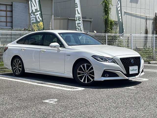 トヨタ クラウン ハイブリッド S Cパッケージ 兵庫県 2018(平30)年 2.8万km ホワイトパールクリスタルシャイン 登録時走行距離27689km/純正TコネクトSDナビ/フルセグTV/Bluetooth/バックカメラ/レザーシートパッケージ/ベージュ革シート/前席シートベンチレーション/前席パワーシート/前席シートヒーター/セーフティセンス/ブラインドスポットモニター/リアクロストラフィックオートブレーキ/リアクロストラフィックアラート/トランクフードイージークローザー/ボディ同色ドアミラー/電動オート格納機能/リバース連動機能/ヒーター機能/パドルシフト/レーダークルーズコントロール/カラーヘッドアップディスプレイ/AC100V/100Wコンセント/ステアリングスイッチ/オートライト/LEDヘッドランプ/取扱説明書・保証書