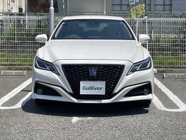 トヨタ クラウン ハイブリッド S Cパッケージ 兵庫県 2018(平30)年 2.8万km ホワイトパールクリスタルシャイン 登録時走行距離27689km/純正TコネクトSDナビ/フルセグTV/Bluetooth/バックカメラ/レザーシートパッケージ/ベージュ革シート/前席シートベンチレーション/前席パワーシート/前席シートヒーター/セーフティセンス/ブラインドスポットモニター/リアクロストラフィックオートブレーキ/リアクロストラフィックアラート/トランクフードイージークローザー/ボディ同色ドアミラー/電動オート格納機能/リバース連動機能/ヒーター機能/パドルシフト/レーダークルーズコントロール/カラーヘッドアップディスプレイ/AC100V/100Wコンセント/ステアリングスイッチ/オートライト/LEDヘッドランプ/取扱説明書・保証書
