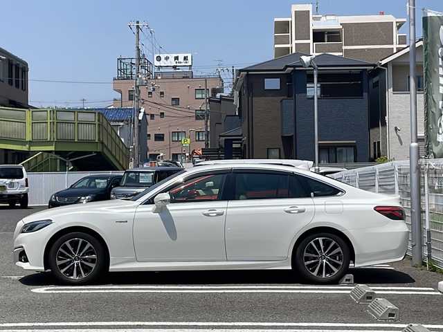 トヨタ クラウン ハイブリッド S Cパッケージ 兵庫県 2018(平30)年 2.8万km ホワイトパールクリスタルシャイン 登録時走行距離27689km/純正TコネクトSDナビ/フルセグTV/Bluetooth/バックカメラ/レザーシートパッケージ/ベージュ革シート/前席シートベンチレーション/前席パワーシート/前席シートヒーター/セーフティセンス/ブラインドスポットモニター/リアクロストラフィックオートブレーキ/リアクロストラフィックアラート/トランクフードイージークローザー/ボディ同色ドアミラー/電動オート格納機能/リバース連動機能/ヒーター機能/パドルシフト/レーダークルーズコントロール/カラーヘッドアップディスプレイ/AC100V/100Wコンセント/ステアリングスイッチ/オートライト/LEDヘッドランプ/取扱説明書・保証書