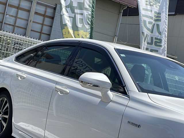 トヨタ クラウン ハイブリッド S Cパッケージ 兵庫県 2018(平30)年 2.8万km ホワイトパールクリスタルシャイン 登録時走行距離27689km/純正TコネクトSDナビ/フルセグTV/Bluetooth/バックカメラ/レザーシートパッケージ/ベージュ革シート/前席シートベンチレーション/前席パワーシート/前席シートヒーター/セーフティセンス/ブラインドスポットモニター/リアクロストラフィックオートブレーキ/リアクロストラフィックアラート/トランクフードイージークローザー/ボディ同色ドアミラー/電動オート格納機能/リバース連動機能/ヒーター機能/パドルシフト/レーダークルーズコントロール/カラーヘッドアップディスプレイ/AC100V/100Wコンセント/ステアリングスイッチ/オートライト/LEDヘッドランプ/取扱説明書・保証書