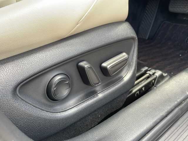 トヨタ クラウン ハイブリッド S Cパッケージ 大分県 2018(平30)年 2.8万km ホワイトパールクリスタルシャイン 純正TコネクトSDナビ/（フルセグ/CD/DVD/Bluetooth）/レザーシートパッケージ/・ベージュ革シート/前席シートベンチレーション/前席パワーシート/前席シートヒーター/トヨタセーフティセンス/ブラインドスポットモニター/リアクロストラフィックオートブレーキ/リアクロストラフィックアラート/トランクフードイージークローザー/ボディ同色ドアミラー/電動オート格納機能/リバース連動機能/ヒーター機能/パドルシフト/レーダークルーズコントロール/カラーヘッドアップディスプレイ/AC100V/100Wコンセント/ステアリングスイッチ/オートライト/LEDヘッドランプ/取扱説明書・保証書