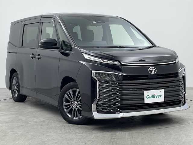 トヨタ ヴォクシー S－G 三重県 2022(令4)年 3.9万km アティチュードブラックマイカ 禁煙車/快適利便パッケージMid/・ハンズフリーデュアルパワースライドドア/・ナノイーX/・シートヒーター/・左右独立温度コントロールフロントオートエアコン＋リヤオートエアコン（リヤクーラー＋リヤヒーター）/・独立型センターコンソールボックス/トヨタセーフティセンス/・プリクラッシュセーフティ/・レーントレーシングアシスト/・先行車発進告知/・ロードサインアシスト/・レーダークルーズコントロール/・オートマチックハイビーム/クリアランスソナー/純正10.5型ナビ/・フルセグ/CD/DVD/HDMI/USB/Bluetooth/バックカメラ/革巻きステアリング/ステアリングスイッチ/LEDヘッドライト/純正16インチアルミホイール