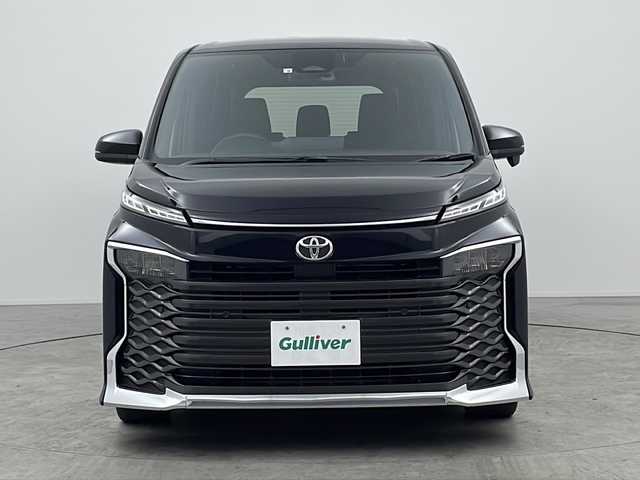 トヨタ ヴォクシー S－G 三重県 2022(令4)年 3.9万km アティチュードブラックマイカ 禁煙車/快適利便パッケージMid/・ハンズフリーデュアルパワースライドドア/・ナノイーX/・シートヒーター/・左右独立温度コントロールフロントオートエアコン＋リヤオートエアコン（リヤクーラー＋リヤヒーター）/・独立型センターコンソールボックス/トヨタセーフティセンス/・プリクラッシュセーフティ/・レーントレーシングアシスト/・先行車発進告知/・ロードサインアシスト/・レーダークルーズコントロール/・オートマチックハイビーム/クリアランスソナー/純正10.5型ナビ/・フルセグ/CD/DVD/HDMI/USB/Bluetooth/バックカメラ/革巻きステアリング/ステアリングスイッチ/LEDヘッドライト/純正16インチアルミホイール