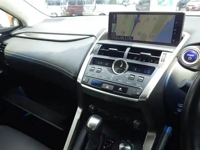 レクサス ＮＸ 300h Iパッケージ 千葉県 2017(平29)年 4.7万km マーキュリーグレーマイカ Lexus Safety System+/・プリクラッシュセーフティ/・レーンディパーチャーアラート/・オートハイビーム/・レーダークルーズコントロール/・ブラインドスポットモニター/ヘッドアップディスプレイ/パワーバックドア/純正SDナビ/地デジTV/【DVD/CD再生機能　Bluetooth接続】/パノラミックビューモニター/ドライブレコーダー/前席パワーシート/シートヒーター/革巻きステアリング/ステアリングヒーター/ステアリングスイッチ/ETC（2.0）/LEDヘッドライト/フォグライト/ウインカーミラー/クリアランスソナー/純正18インチアルミホイル/サイド/カーテン/ニーエアバッグ/スマートキー
