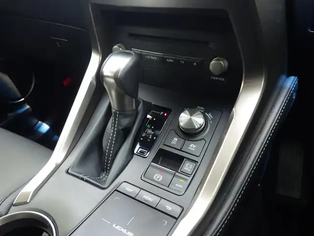 レクサス ＮＸ 300h Iパッケージ 千葉県 2017(平29)年 4.7万km マーキュリーグレーマイカ Lexus Safety System+/・プリクラッシュセーフティ/・レーンディパーチャーアラート/・オートハイビーム/・レーダークルーズコントロール/・ブラインドスポットモニター/ヘッドアップディスプレイ/パワーバックドア/純正SDナビ/地デジTV/【DVD/CD再生機能　Bluetooth接続】/パノラミックビューモニター/ドライブレコーダー/前席パワーシート/シートヒーター/革巻きステアリング/ステアリングヒーター/ステアリングスイッチ/ETC（2.0）/LEDヘッドライト/フォグライト/ウインカーミラー/クリアランスソナー/純正18インチアルミホイル/サイド/カーテン/ニーエアバッグ/スマートキー
