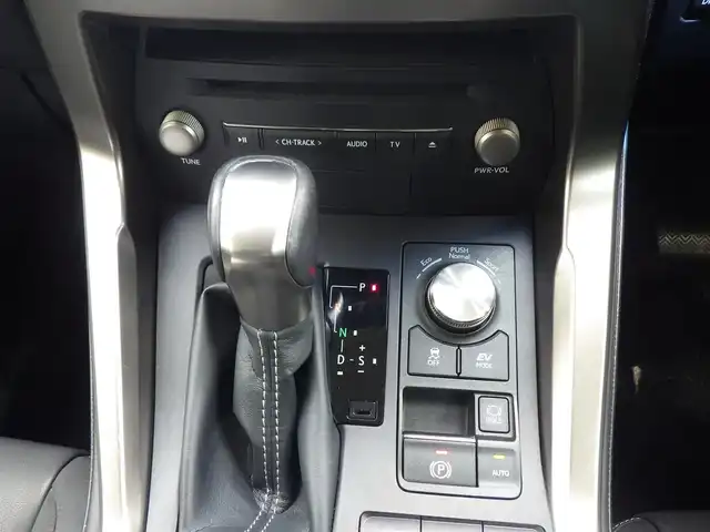 レクサス ＮＸ 300h Iパッケージ 千葉県 2017(平29)年 4.7万km マーキュリーグレーマイカ Lexus Safety System+/・プリクラッシュセーフティ/・レーンディパーチャーアラート/・オートハイビーム/・レーダークルーズコントロール/・ブラインドスポットモニター/ヘッドアップディスプレイ/パワーバックドア/純正SDナビ/地デジTV/【DVD/CD再生機能　Bluetooth接続】/パノラミックビューモニター/ドライブレコーダー/前席パワーシート/シートヒーター/革巻きステアリング/ステアリングヒーター/ステアリングスイッチ/ETC（2.0）/LEDヘッドライト/フォグライト/ウインカーミラー/クリアランスソナー/純正18インチアルミホイル/サイド/カーテン/ニーエアバッグ/スマートキー